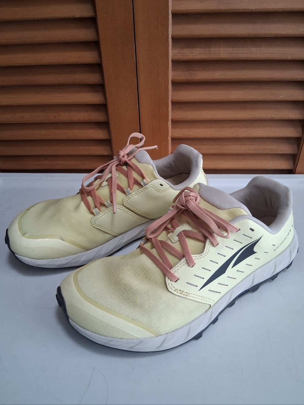 Altra Womens Superior 5 Yellow Running Shoes Size 10